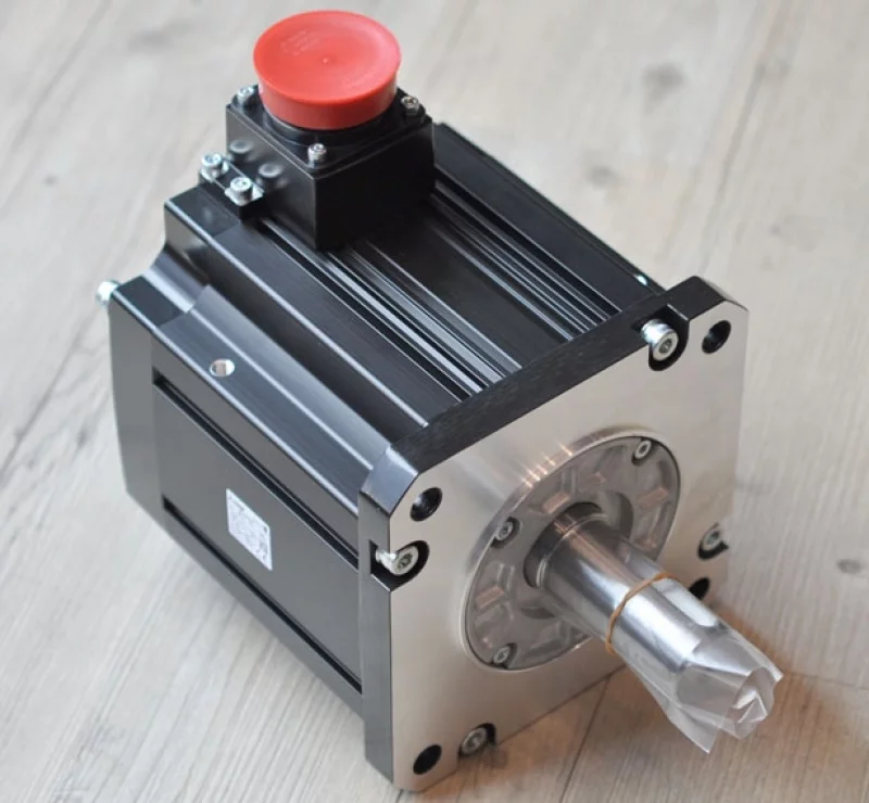 Серводвигатель HG-SR52B оснащен тормозом